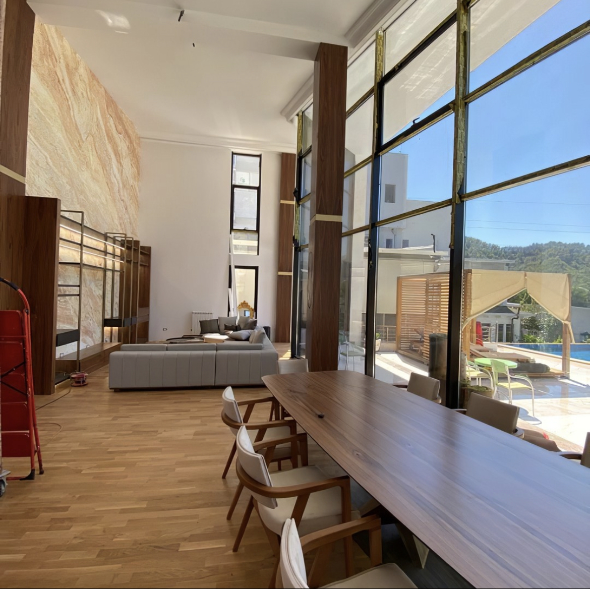 Kuzhinë e hapur me dhomë ndenje — mobileri me porosi nga ROAL Mobileri