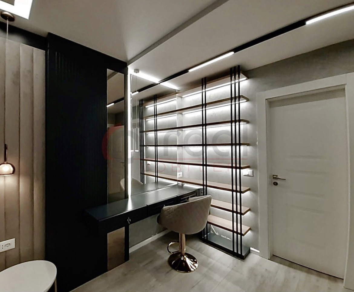 Dhomë gjumi me garderobë të integruar nga ROAL Mobileri